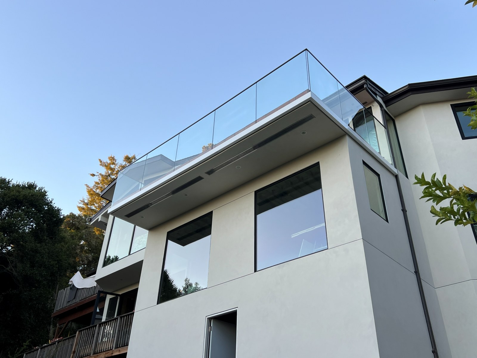 Aptos base shoe glass railing by Bay Area Railings