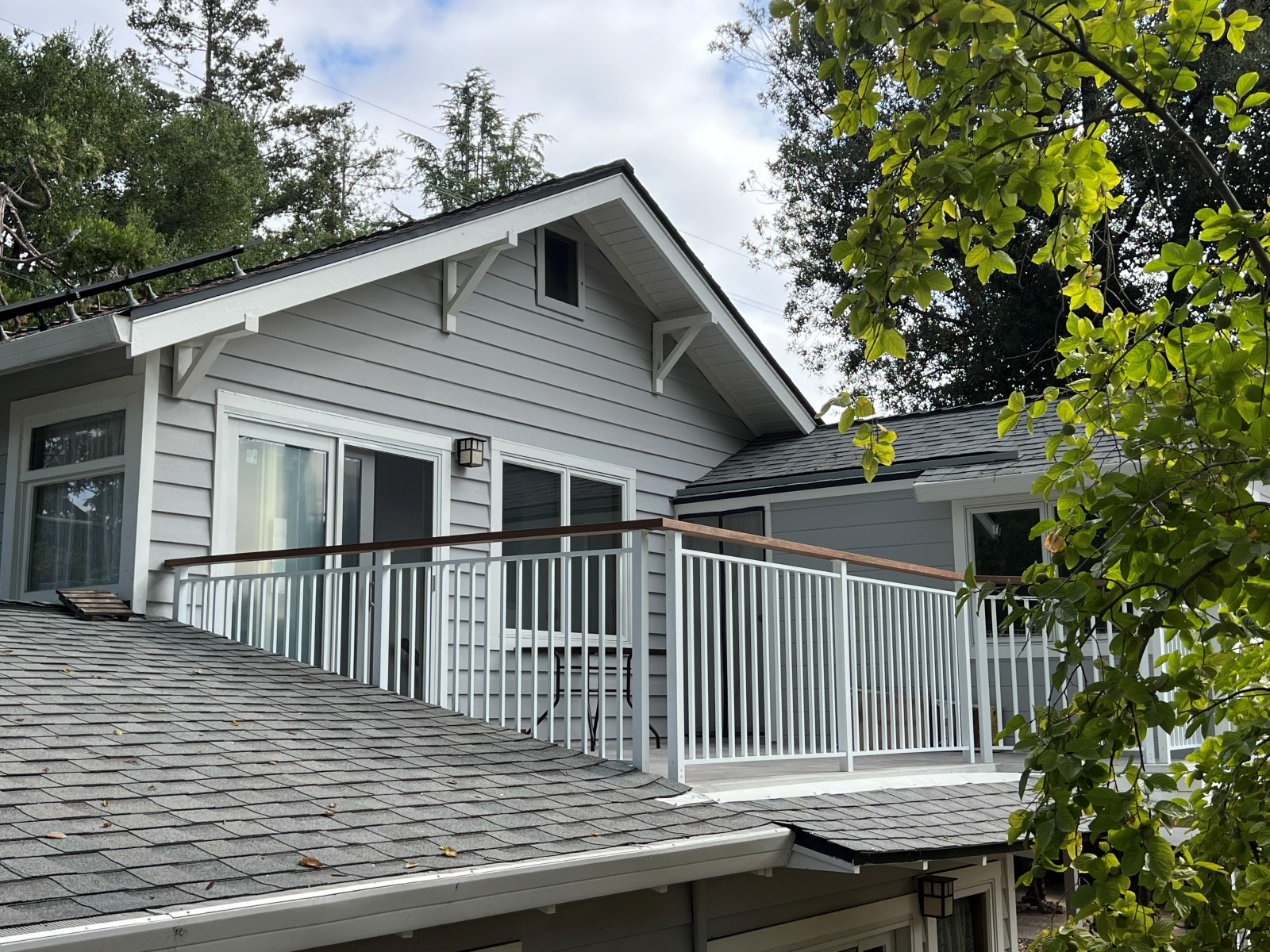 Saratoga vertical picket deck railing by Bay Area Railings